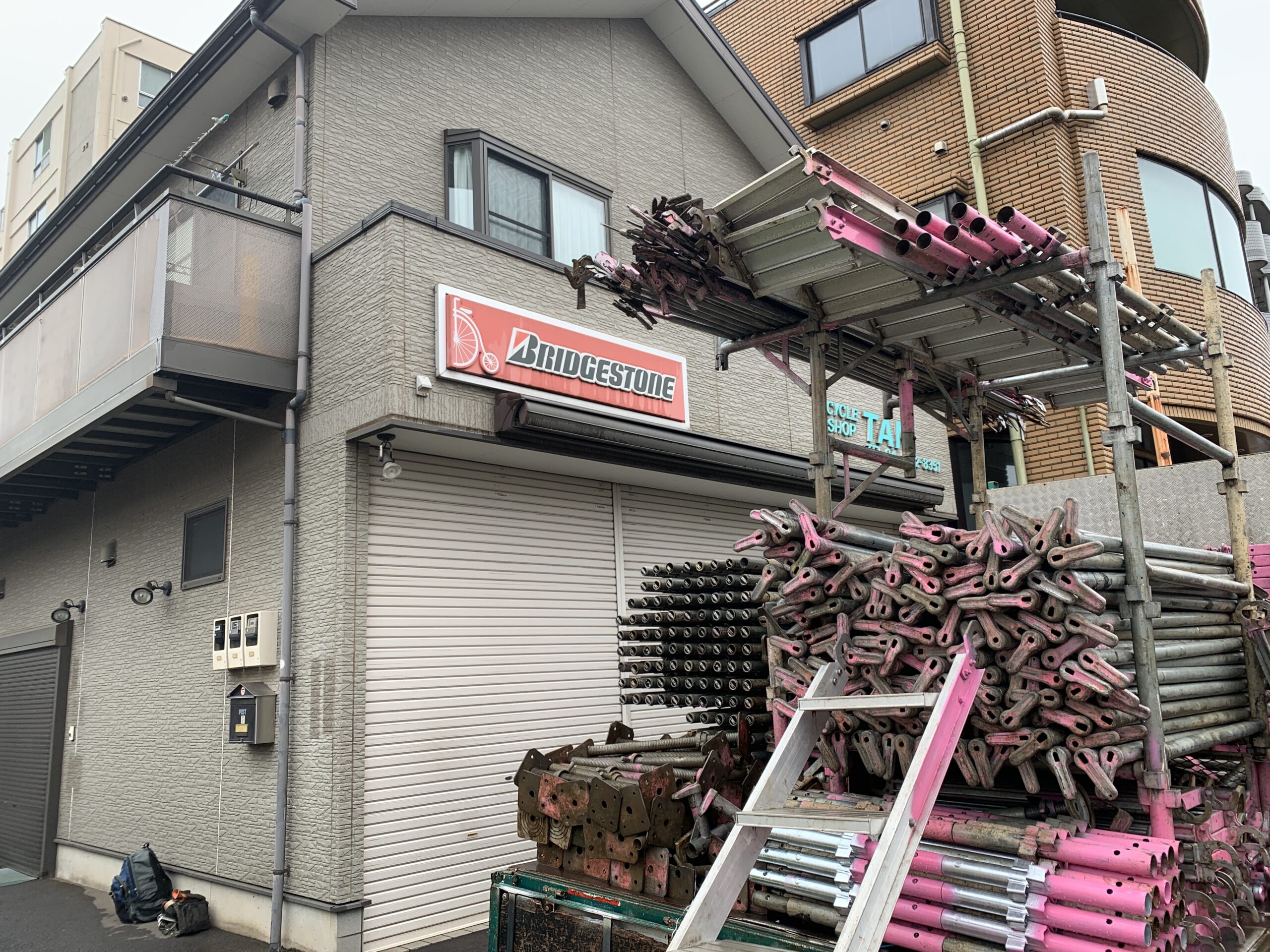 所沢市(新所沢駅付近)にて外壁塗装工事が始まりました。